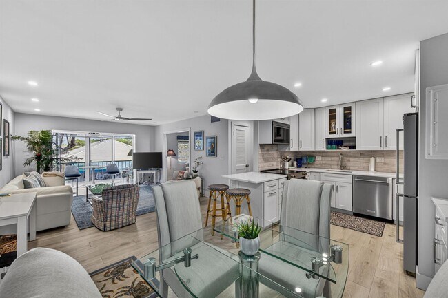 Building Photo - 6429 Bay Club Dr