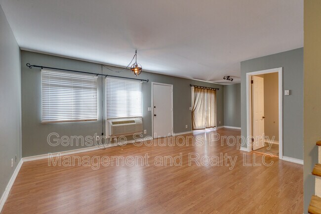 Foto del edificio - 550 Harding Pl