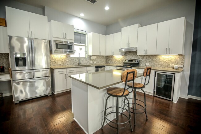 Building Photo - 408 Lewis St