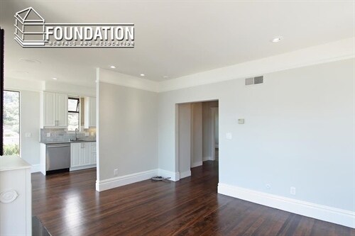 Building Photo - Beautiful 2BR/2BA Top Floor Flat!  Views o...