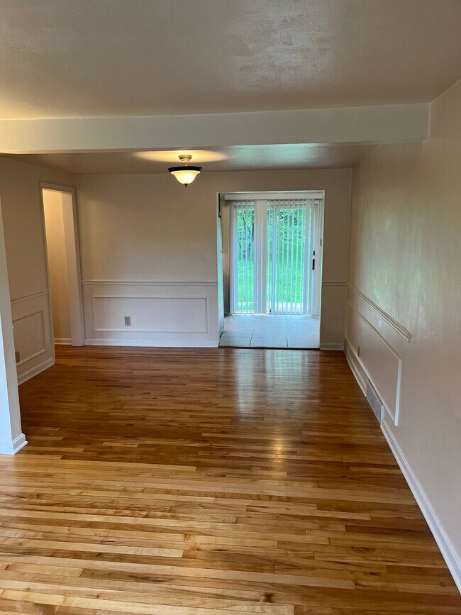 Dining Room - 672 Crystal Dr