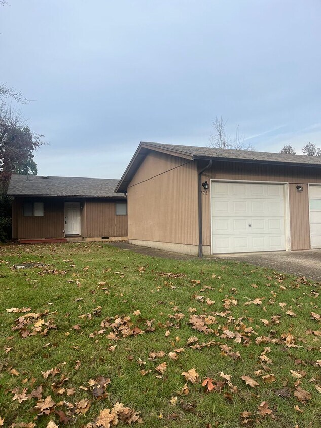 Primary Photo - 2-Bedroom 1-Bathroom Tri-Plex in Thurston!