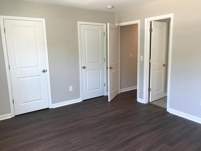 Foto del edificio - Beautiful 4 bedroom 2.5 bath townhome