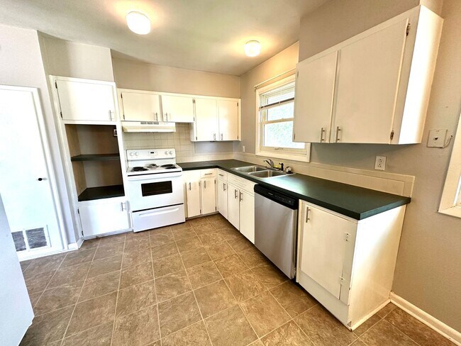 Foto del edificio - GREAT LOCATION!  3 BEDROOM 1 BATH IN S JOP...