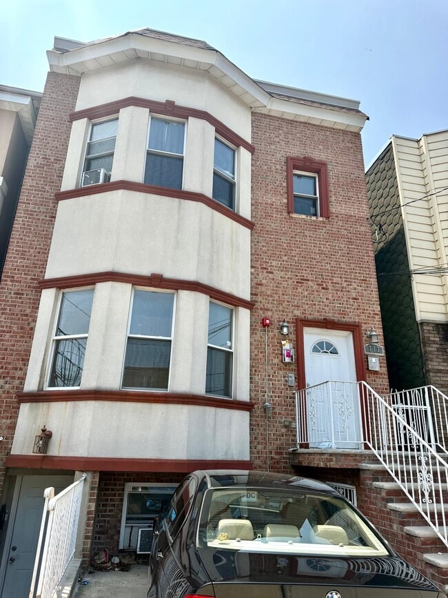 Building Photo - 717 16th St