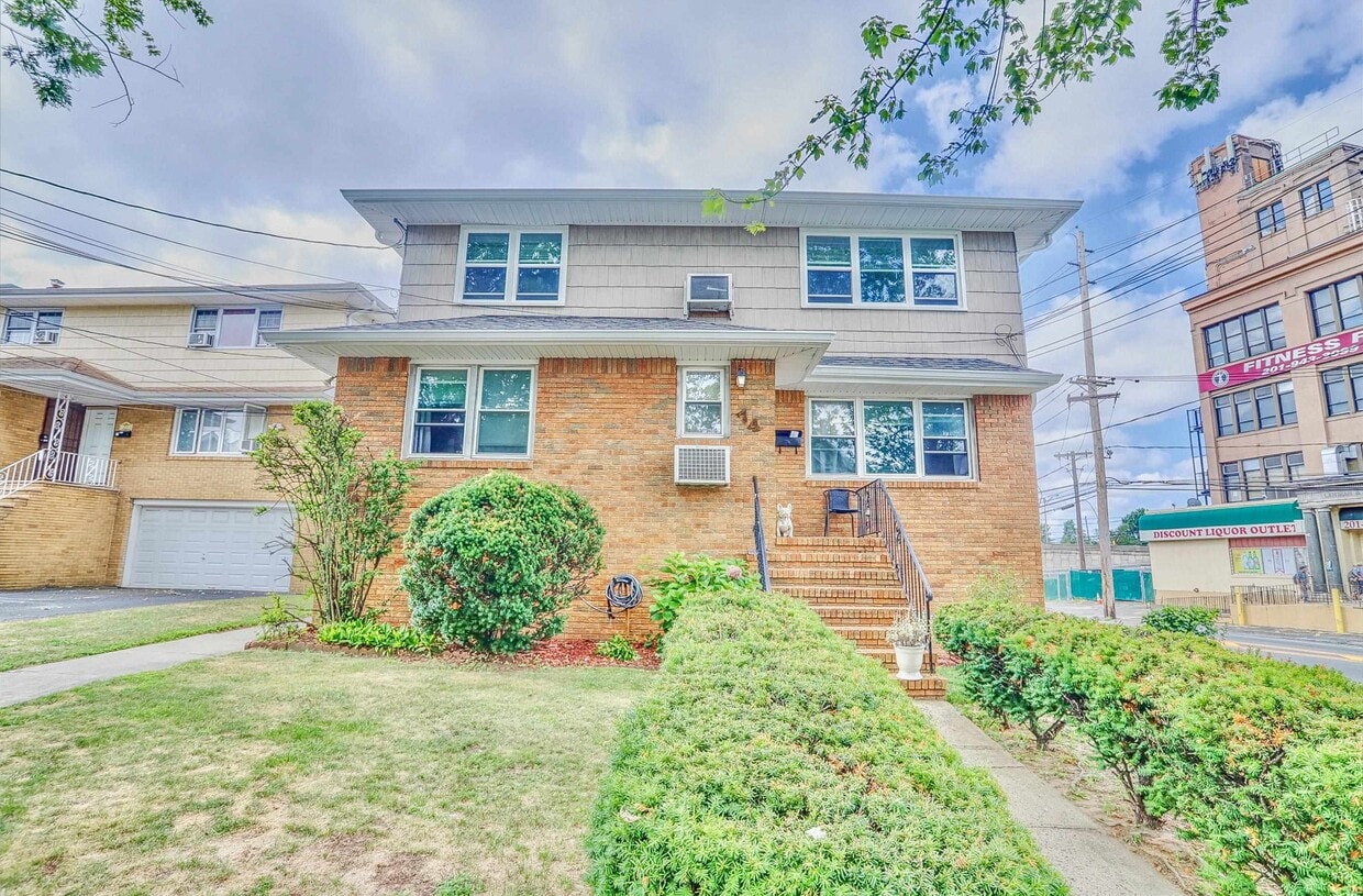 Primary Photo - 74 W Columbia Ave