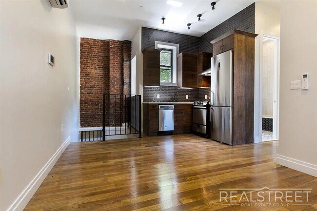 Foto del edificio - Sunny 3-Bedroom | 1.5 Bath in Prime Ridgewood – Steps to M & L Trains!