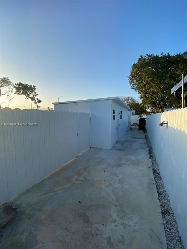 Foto del edificio - 3501 NW 182nd St