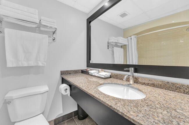 Photo du bâtiment - Kingston Crest Residences