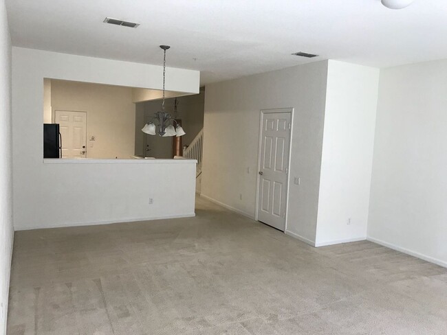 Building Photo - Beautiful 2 bed 2 bath Townhome in Gated C...