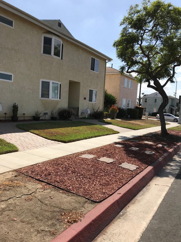 Foto principal - 10262 S Van Ness Ave