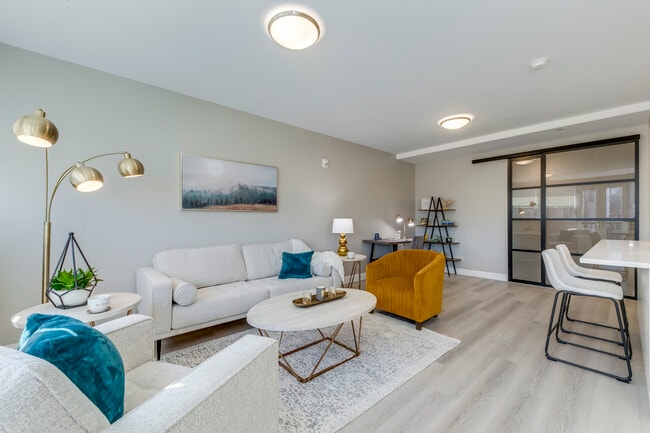 Building Photo - 2 Quebec