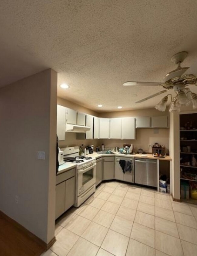 Building Photo - 2106 Doolittle Dr