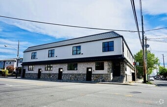 Building Photo - 79 Roslyn Rd