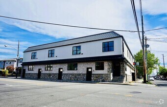 Building Photo - 79 Roslyn Rd