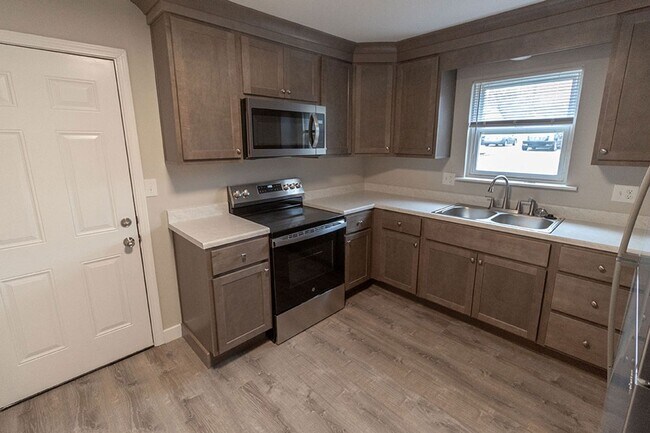 Building Photo - Fully Updated 2 BDR Apartment