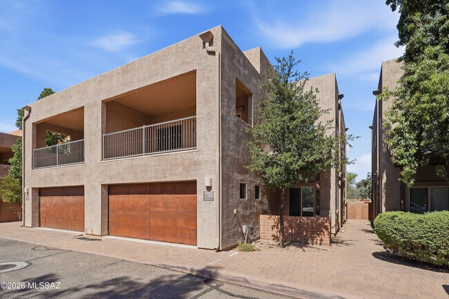 Building Photo - 4162 N Thurston Ln