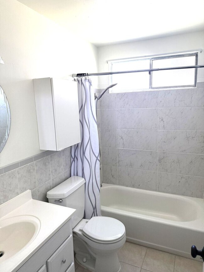 Foto del edificio - Charming One-Bedroom Condo in Prime Concor...