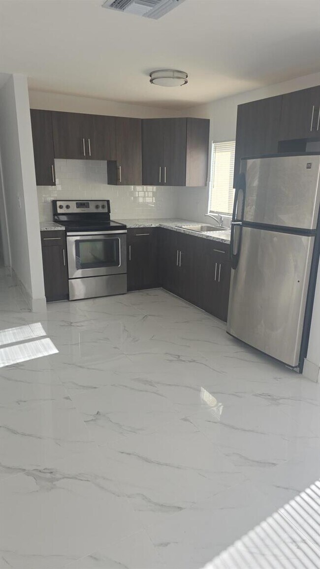 Building Photo - 5211 SW 24th St