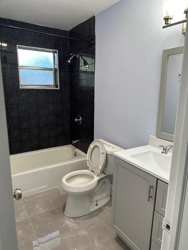 Foto del edificio - 5665 Daphne Dr