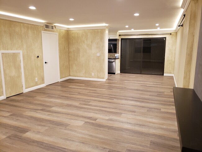 living room/dining area - 9325 Sunland Park Dr