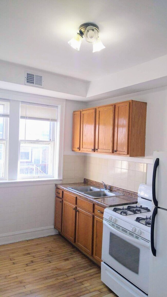 Kitchen - 3508 W Dickens Ave