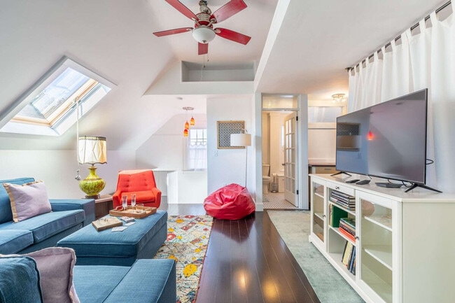 Building Photo - 10 Smith St