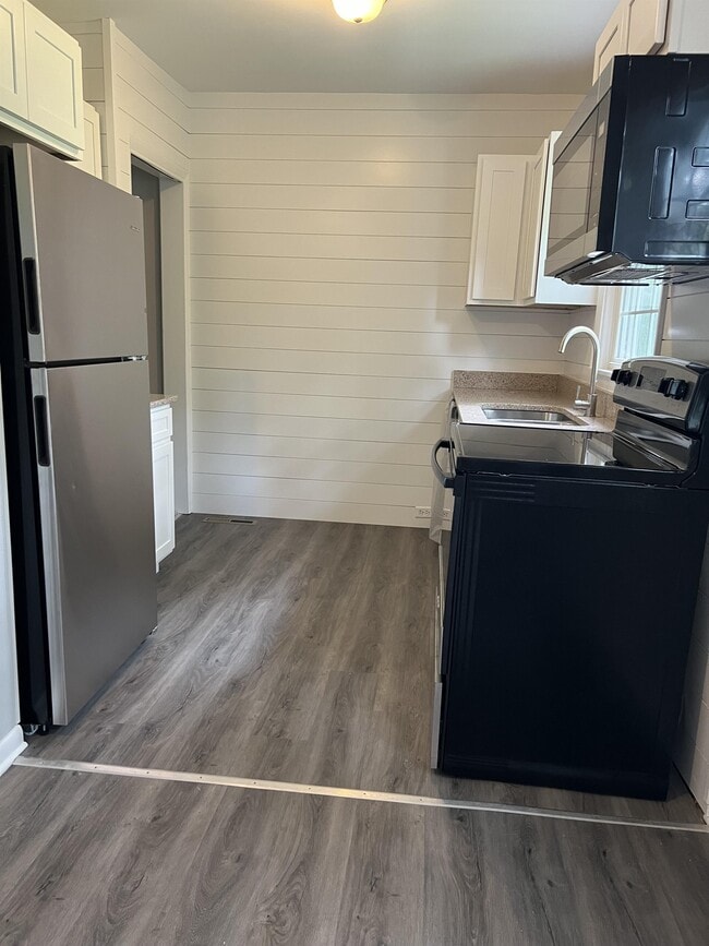 Building Photo - 30432 Maple St