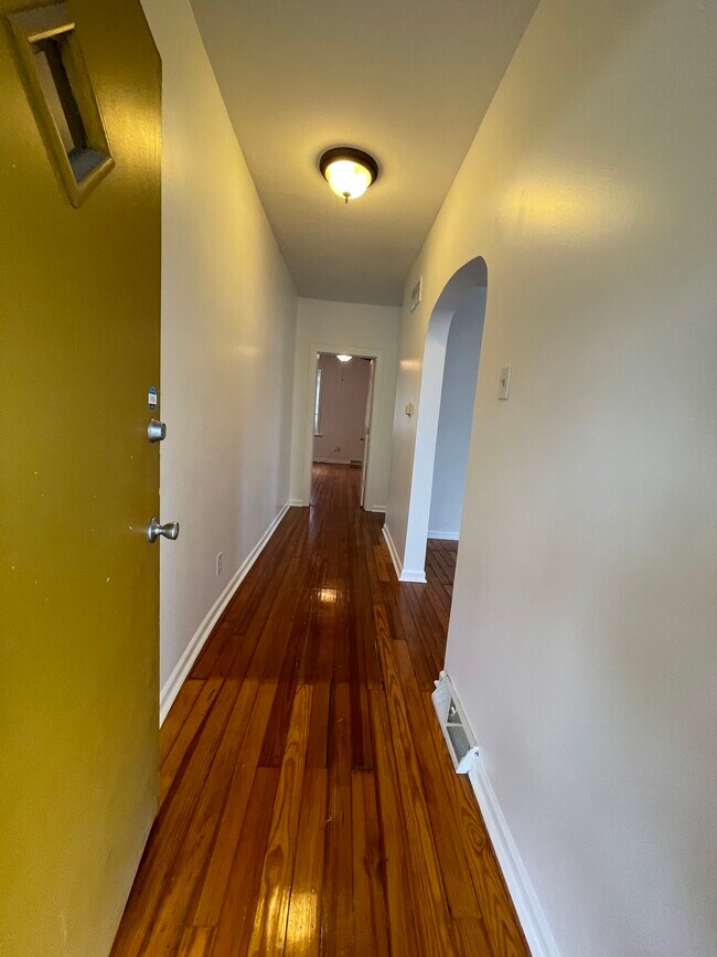 Front Entrance and hallway - 4992 Botanical Ave