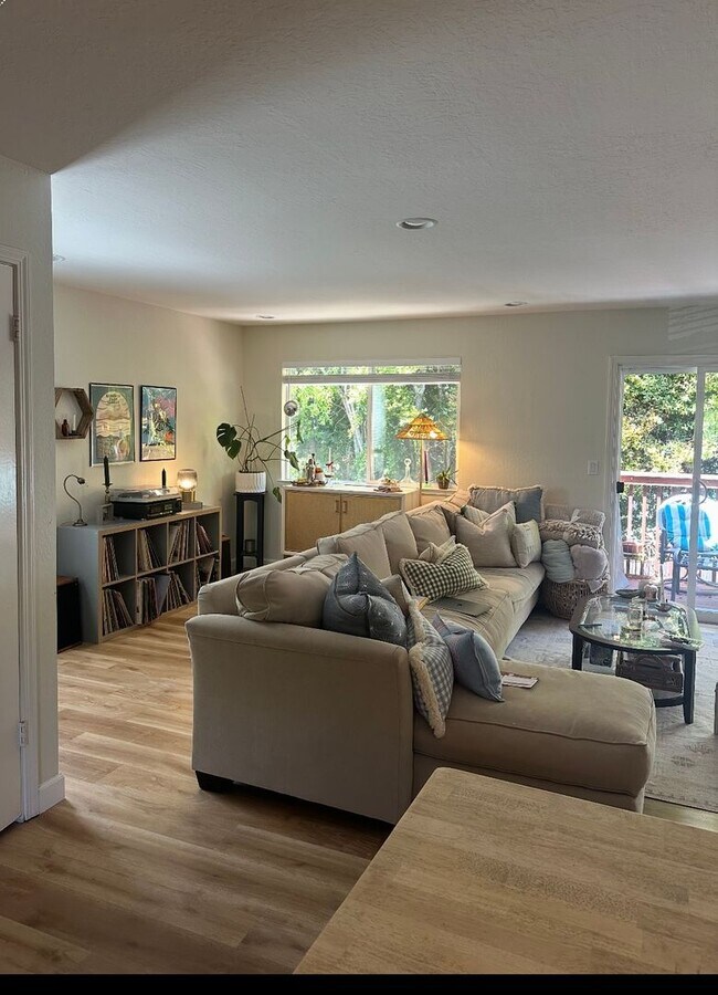 Foto del edificio - Spacious Townhome Near Dominican Hospital