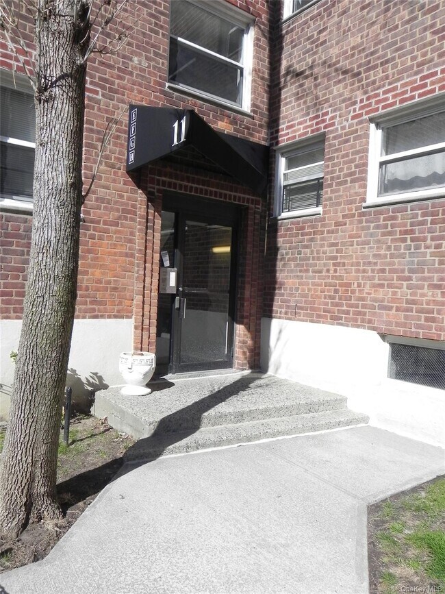 Foto del edificio - 11 Schenck Ave