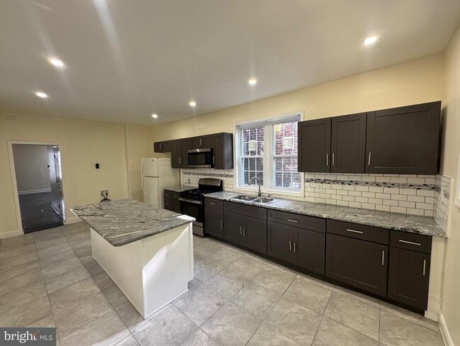 Foto del edificio - 2411 West St