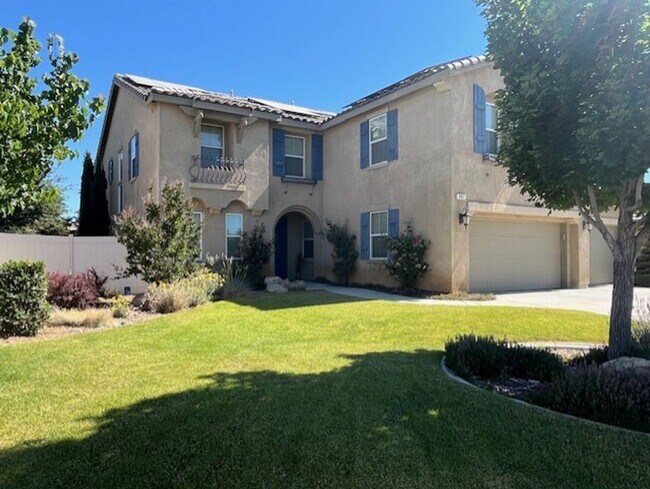 Building Photo - Beautiful Orchard Glen home..