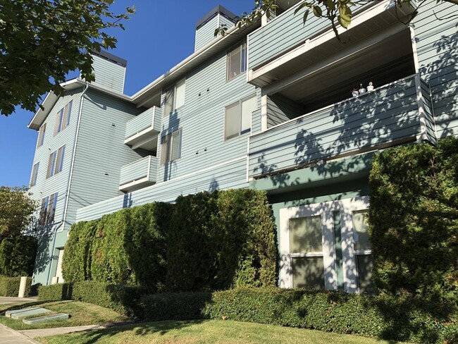 Building Photo - 10730 Greenwood Ave N