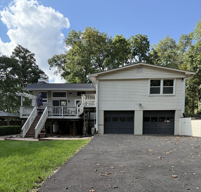 Building Photo - Spacious Home on Private Setting