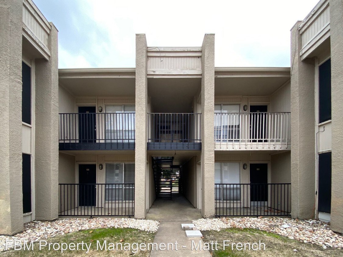 Primary Photo - 2401 Yorkstown Dr
