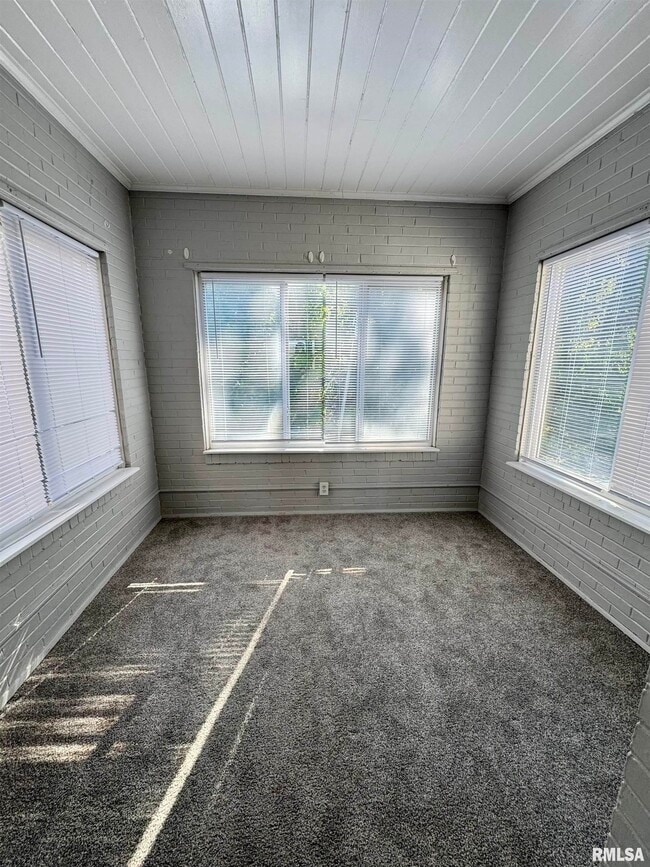 Building Photo - 2028 7th Ave