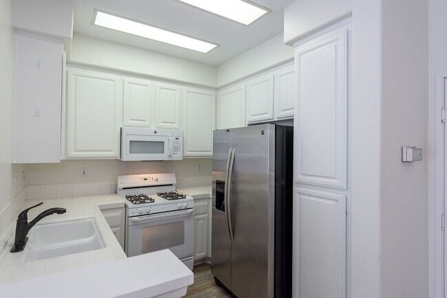 Foto del edificio - Quiet Carmel Valley Condo For Rent!