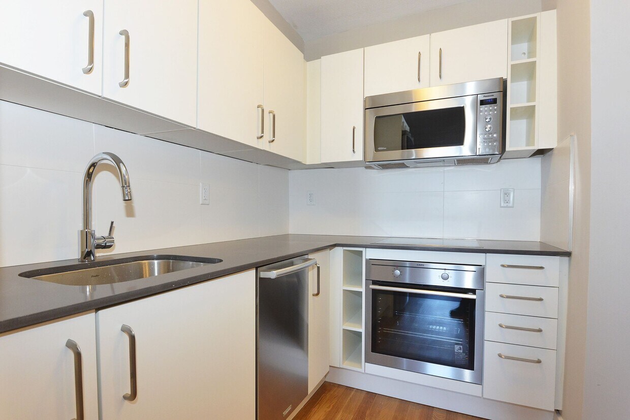 Primary Photo - 230 Oak St