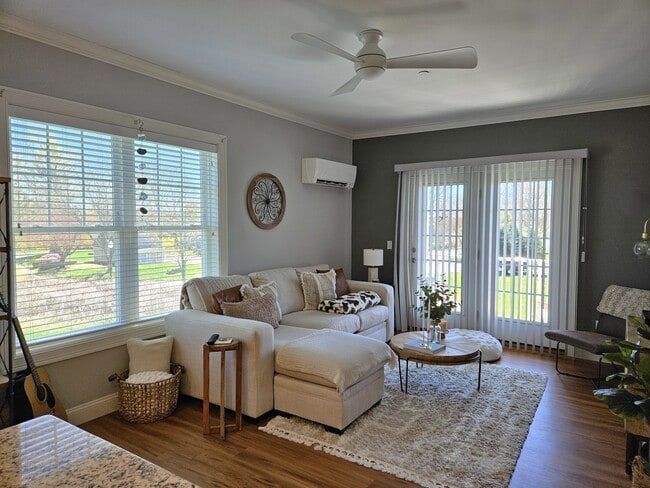 Living Area - Lake Hayward of Colchester Apartments