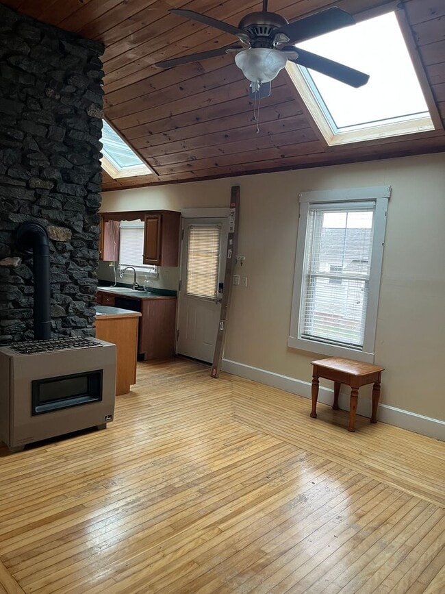 Building Photo - Sunny 2 Br / 1 BA Apartment in quiet area of Middleboro