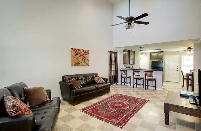 Sala y cocina - 1708 Boardwalk Ct