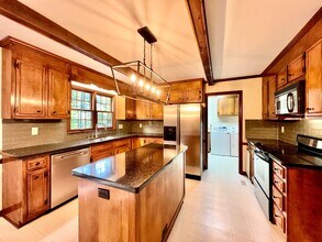 Building Photo - 911 Reverdy Ln