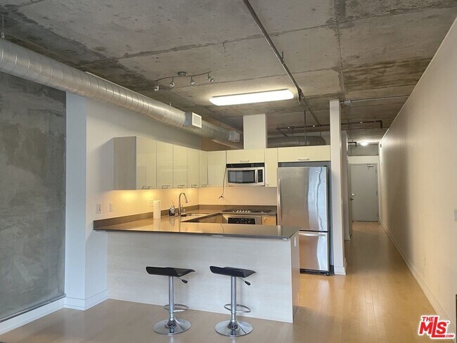Foto del edificio - 645 W 9th St