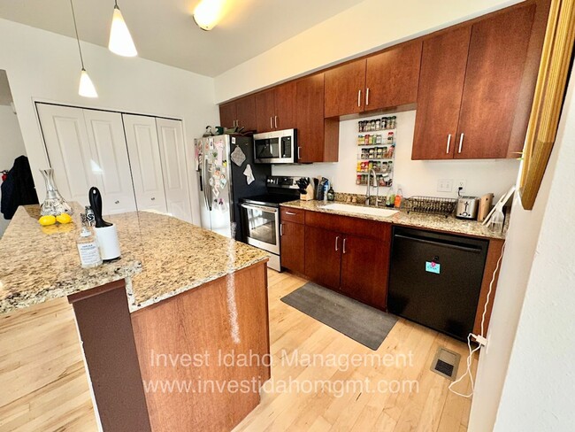 Building Photo - Must see beautiful condo in Downtown Boise!