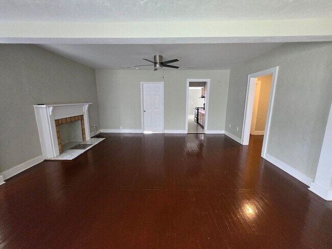 Foto del edificio - AVAILABLE NOW - Charming 3 Bed / 2 Bath Ho...