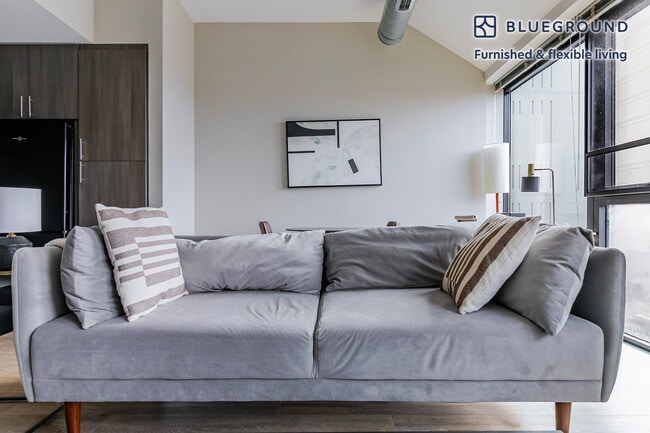 Building Photo - 211 W Scott St