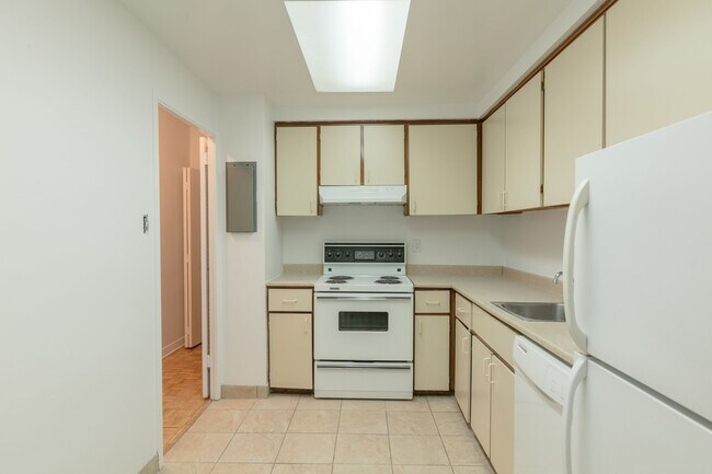 Building Photo - 900 Av. Rockland
