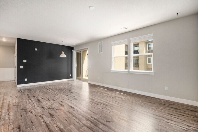 Foto del edificio - Amazing WesTown Condo with Garage Availabl...