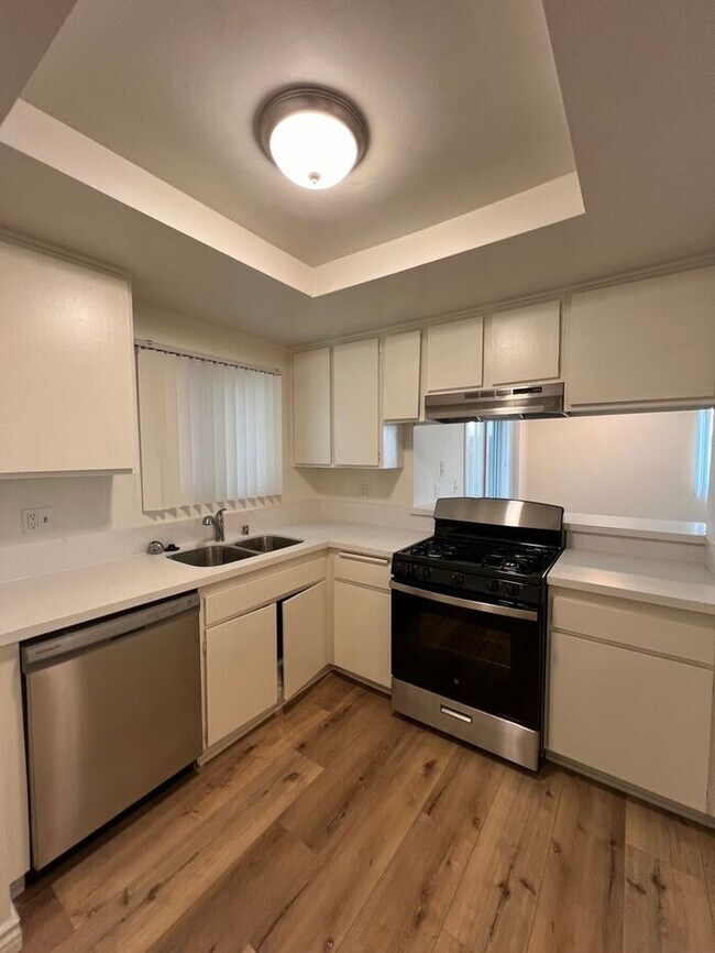 Building Photo - 1 bed 1 bath with garage Huntington Beach ...